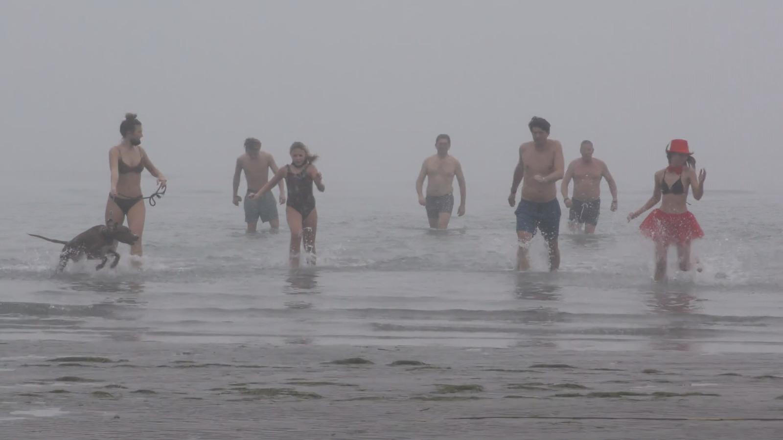 L'ultimo bagno sulla spiaggia di Grado, la carica dei turisti temerari